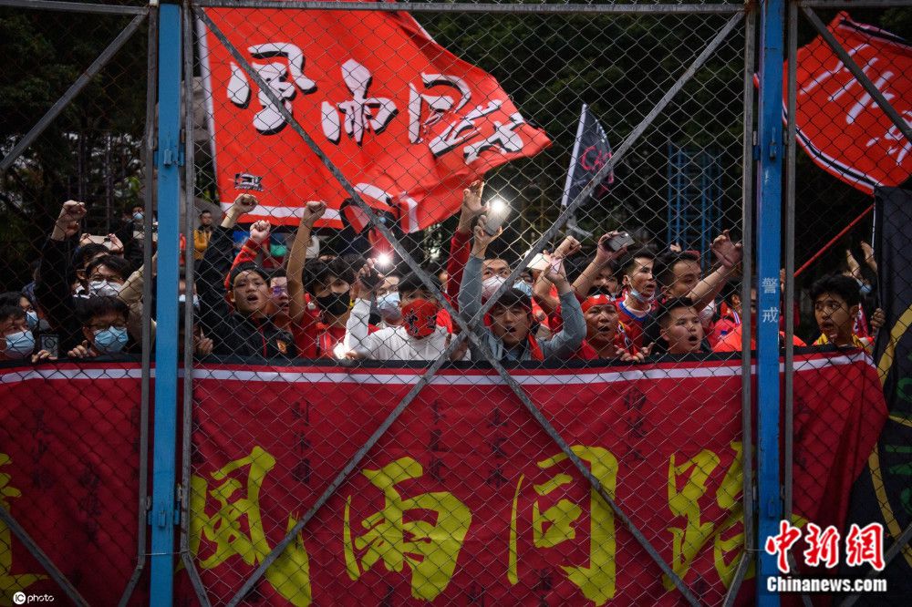 除这三位主演外，《不要抬头》的卡司非常豪华，：;甜茶蒂莫西;柴勒梅德、;梅姨梅丽尔;斯特里普、乔纳;希尔、;美队克里斯;埃文斯、;A妹爱莉安娜;格兰德等均将出演